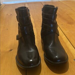 Born Womens size 9 Leather ankle boots.